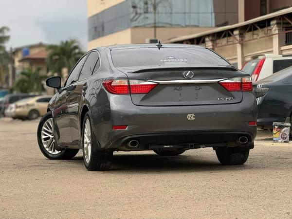 A picture of Exquisite 2014 ES350 full option Park assist n sensors all