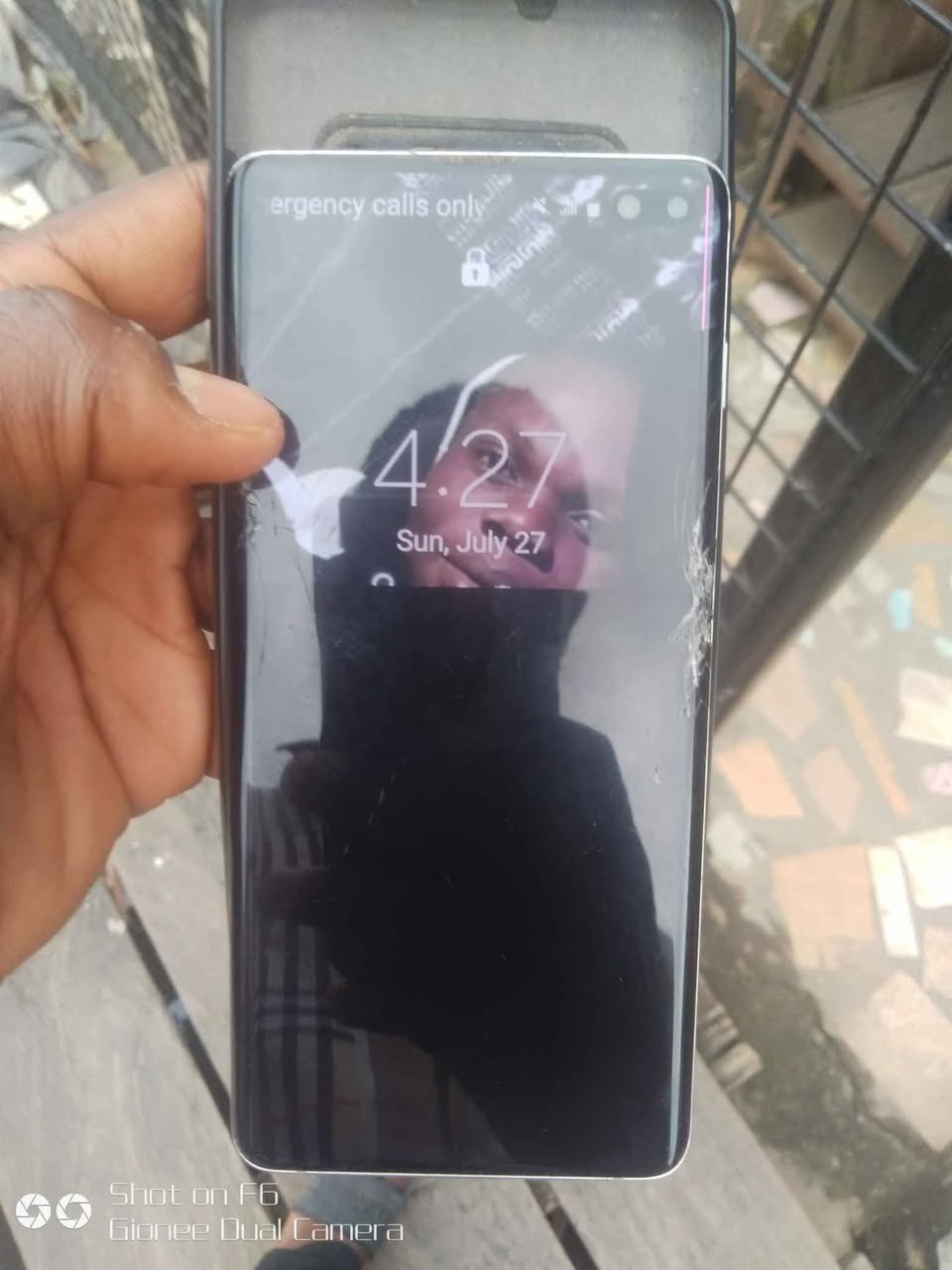 A picture of Samsung S10 plus
