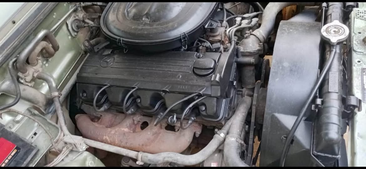 A picture of Vintage Mercedes Benz W123 230E
