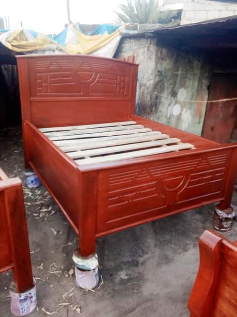 A picture of Kitanda Cha mbao ngumu