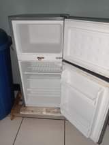 A picture of Nauza friji mbili na vtu vingnee