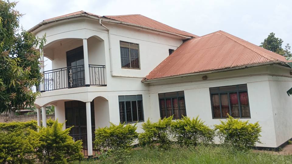 A picture of Quick deal Flat house of 6 bedrooms on plus garage