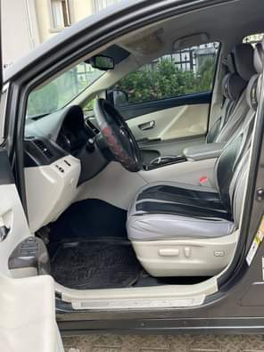 A picture of 08104854872 DISTRESS CLEAN USED 2010 TOYOTA VENZA GOING 8 8M