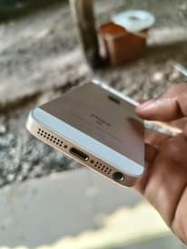 A picture of iPhone 5SE GB32 