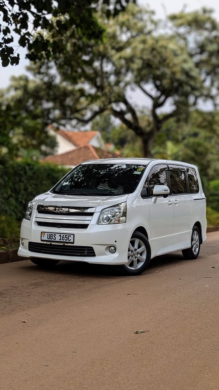 A picture of Toyota Noah SI 2010model