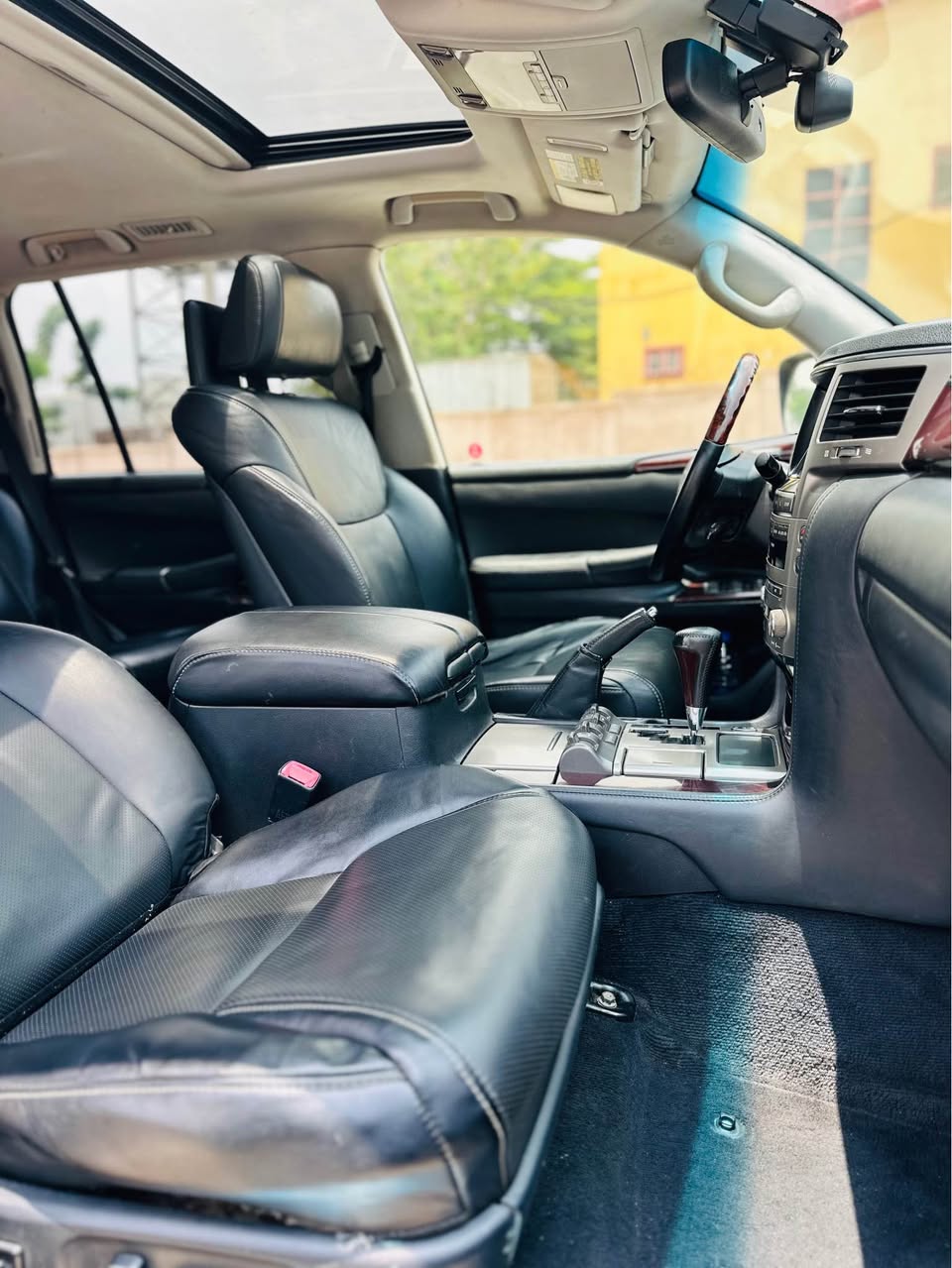 A picture of LEXUS LX570 2015