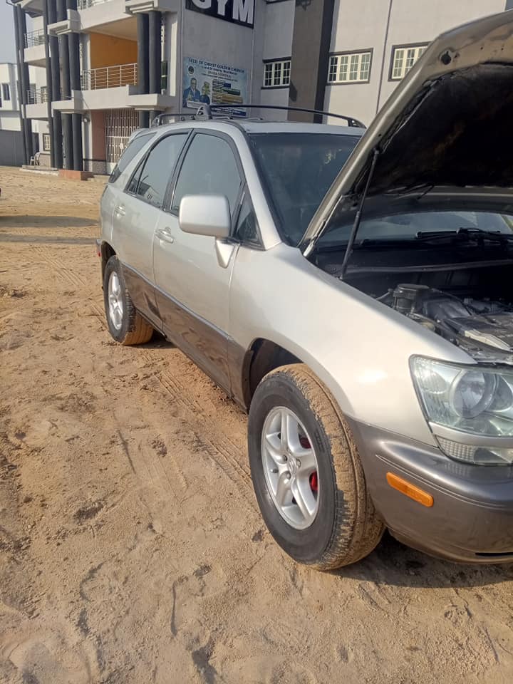 A picture of Lexus RX 300