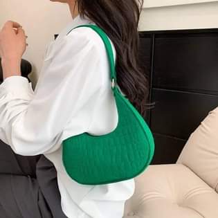 A picture of Hand and shoulder bags