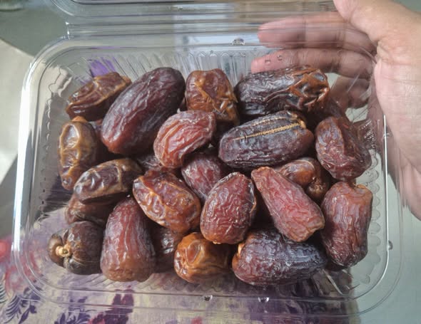 A picture of Medium size medjool dates available