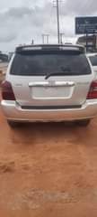 A picture of Toyota Highlander 03 model good engine and gear ac working