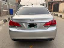 A picture of 2011 toyota avalon with navigation scream and revers cam