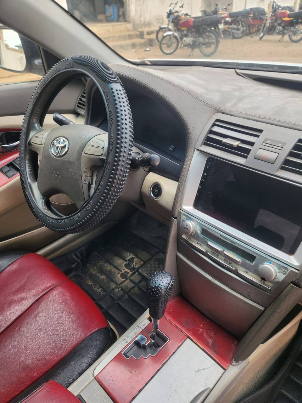 A picture of Toyota canry 2010 V6