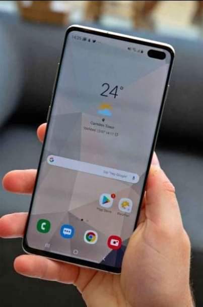 A picture of SAMSUNG S10 128GB RAM 8GB