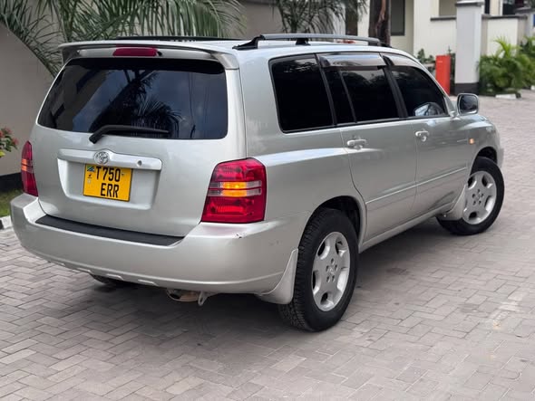 A picture of Toyota Kluger 2003 Model Engine 2Az 2 wheel drive Bei