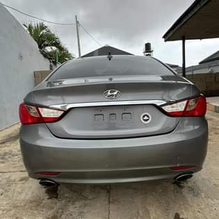 A picture of Hyundai Sonata 2012