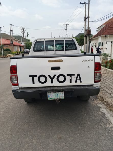 A picture of SUPER SHARP FIRST BODY 2013 TOYOTA HILUX MANUAL TRANSMISSION WITH