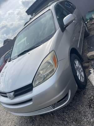 A picture of Toyota Sienna 2004 Used