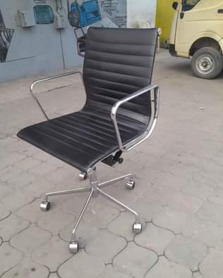 A picture of Used office chair kipo vizuri sana kinapanda na kushuka bei