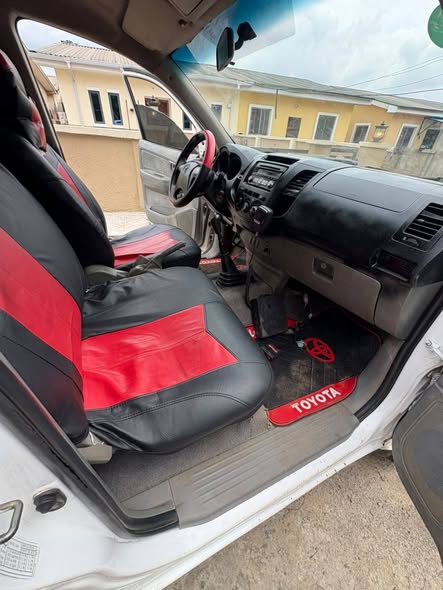 A picture of TOYOTA HILUX MANUAL 2010