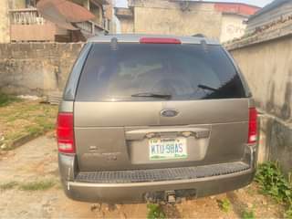 A picture of Ford Explorer 2004