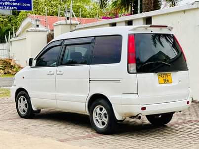 A picture of TOYOTA NOAH OLD MODEL