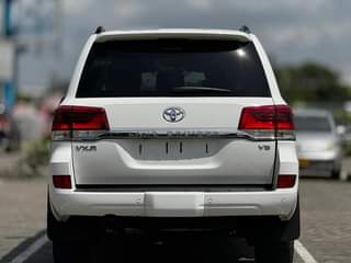 A picture of Land cruiser VXR