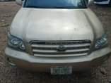 A picture of Massive distress sale of Toyota Highlander 03 model with good