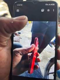 A picture of iphone 13 mini disp mssg n kioo kimcrack kwa mbal
