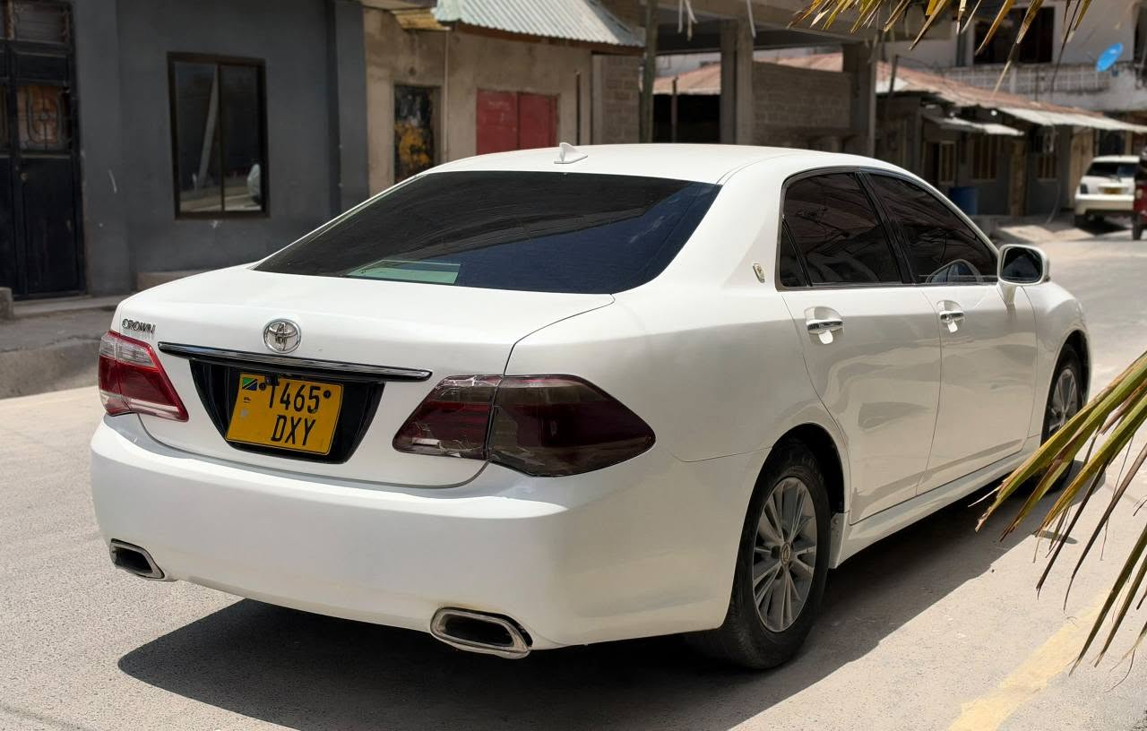 A picture of Toyota Crown Royal Year 2009 Clean interior Cc 2498 Dar