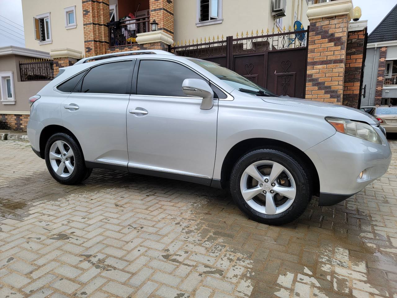 A picture of 2010 LEXUS RX350 FULL OPTION