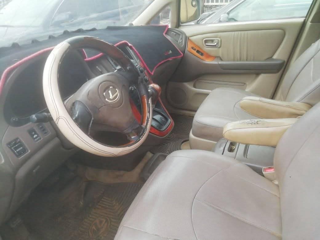 A picture of Lexus 300