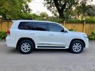A picture of TOYOTA LAND CRUISER V8 0789200764 0757455444