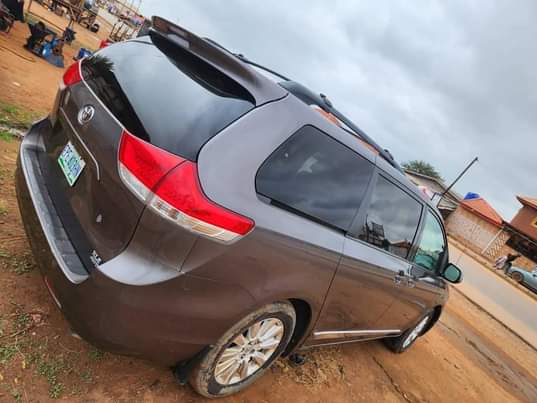 A picture of Lesser than 2years used xle 2013 toyota sienna..Barely driven..100 firstbody