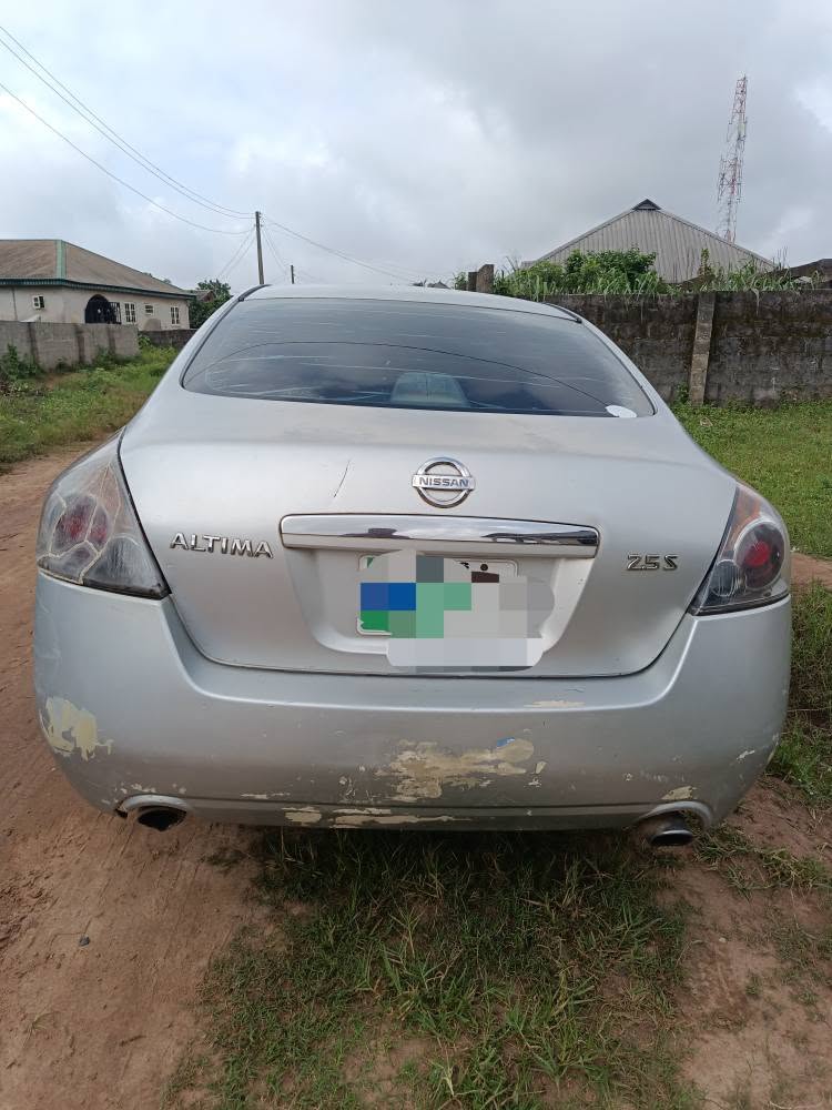A picture of Nissan altima09