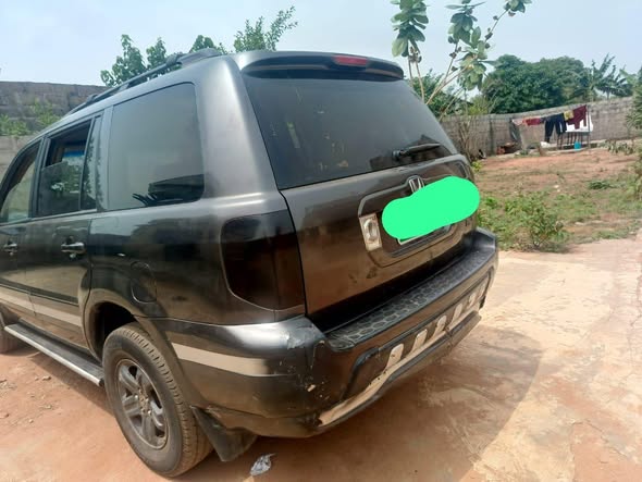 A picture of Honda pilot 2005