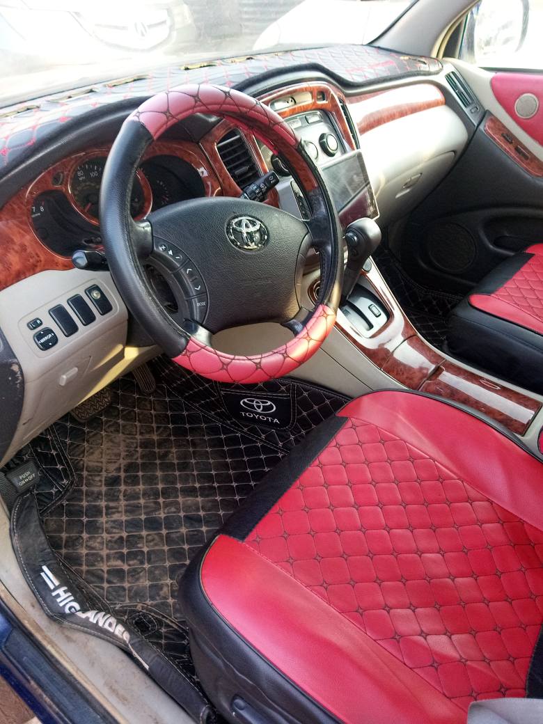 A picture of 2004 TOYOTA HIGHLANDER