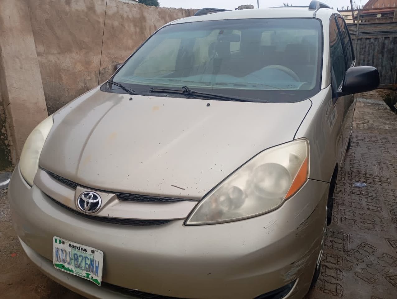 A picture of Toyota sienna