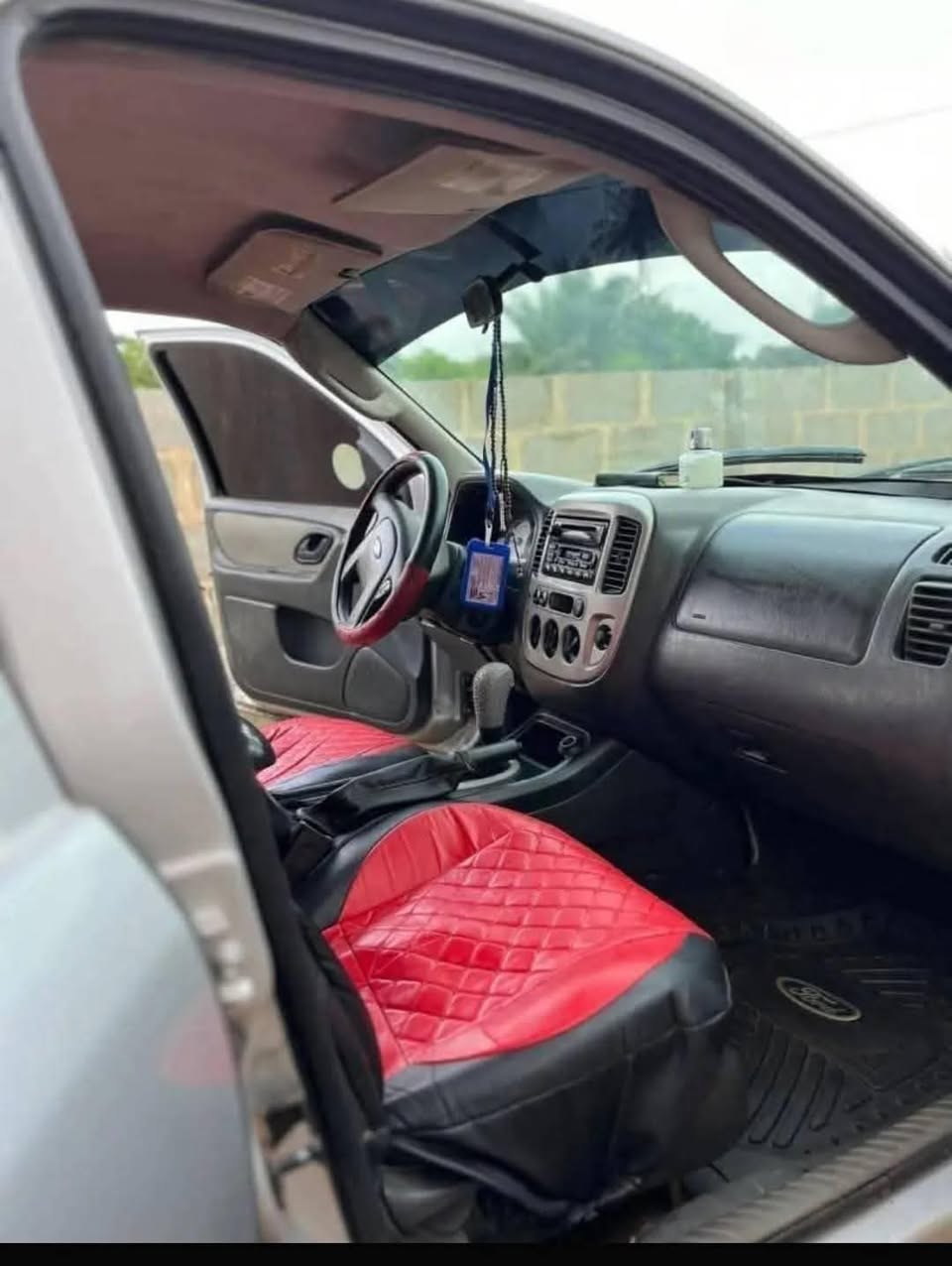A picture of 2006 Ford escape