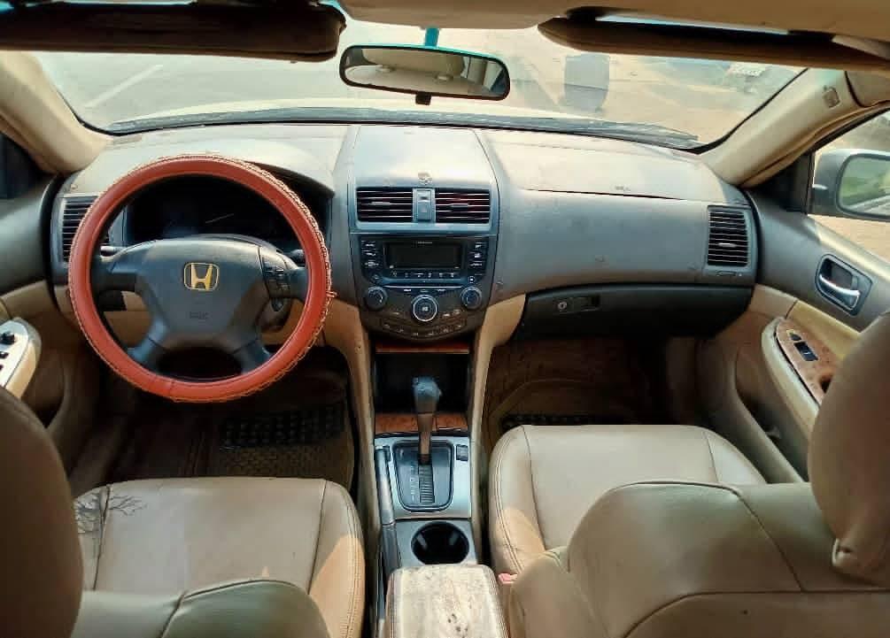 A picture of Honda DC 2006 model 4 plug