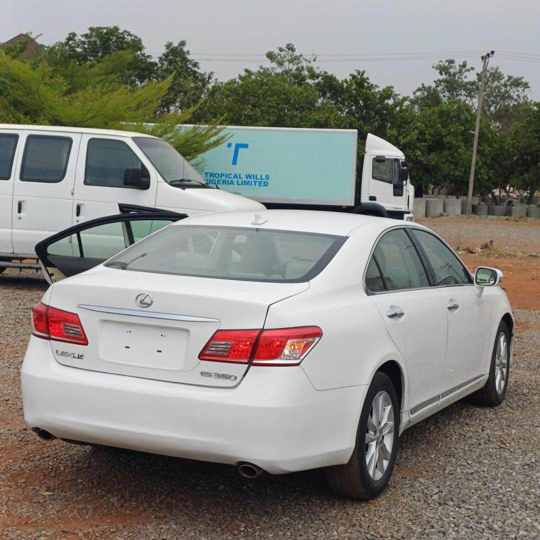 A picture of Extremely Clean Direct Belgium Lexus ES 350 2012 model Price