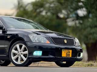 A picture of Toyota crown athlete