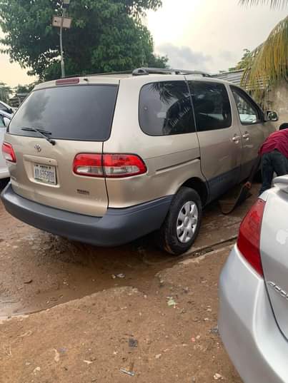 A picture of First body Belgium grade register 2003 Toyota sienna with verify