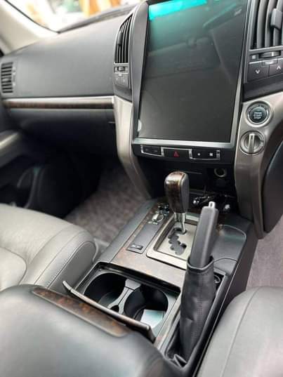 A picture of 2010 Landcruiser V8 Model 2010 Pearl white