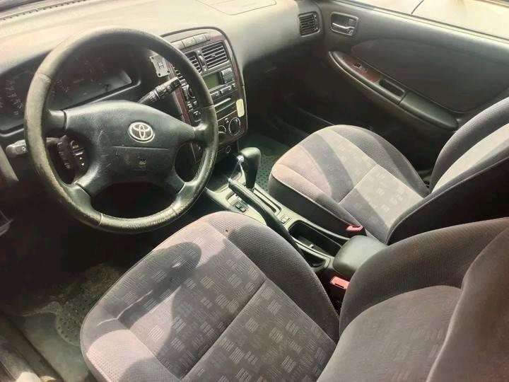 A picture of Sharp 2000 Toyota Avensis wagon