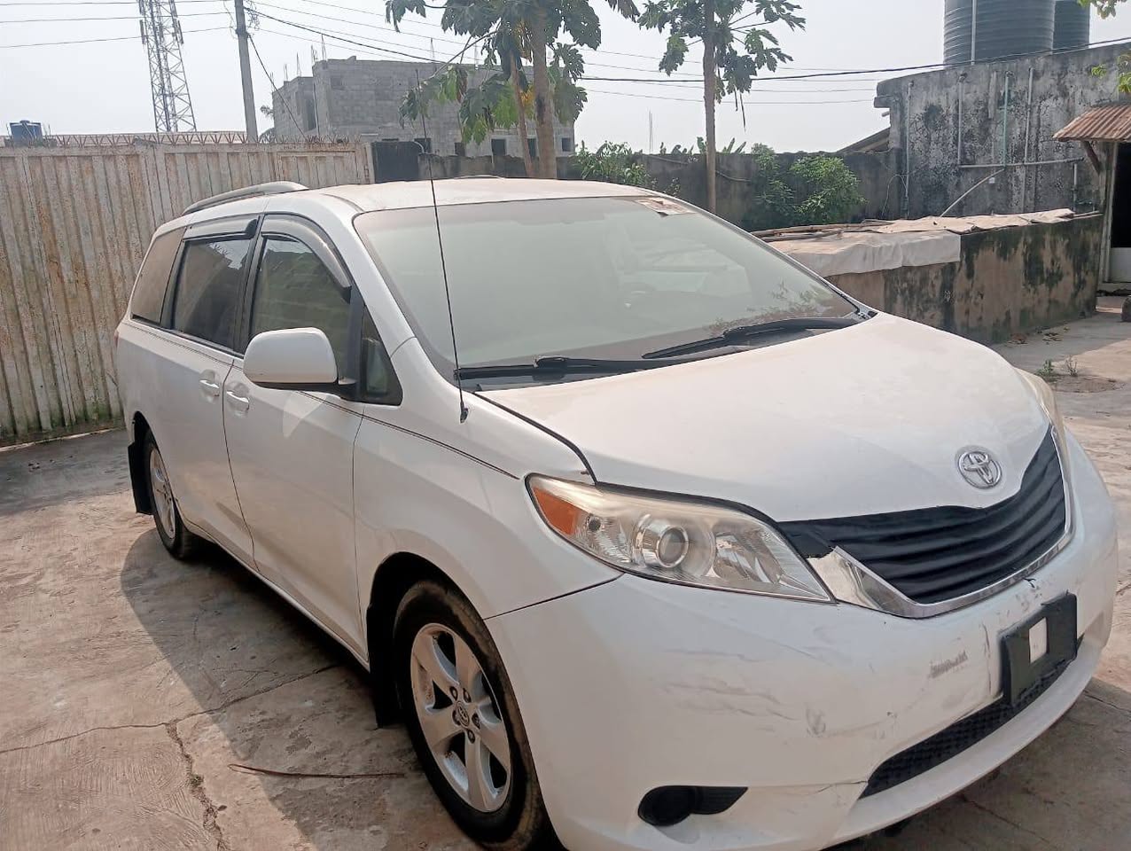 A picture of Toyota sienna 013