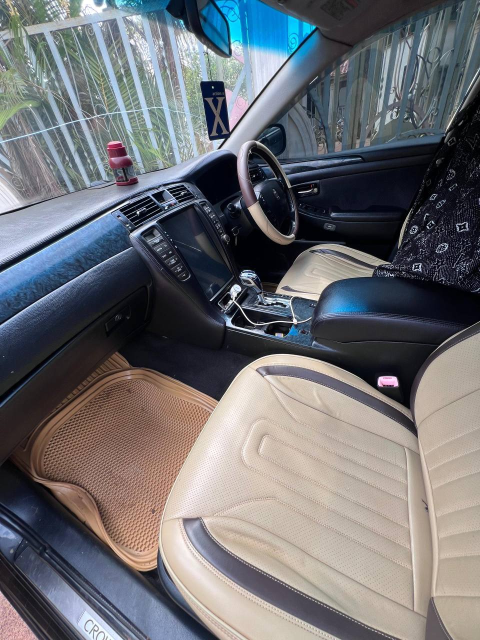 A picture of Crown Athlete 12 9 million Iko Kahama Automatic Petrol 0744989584