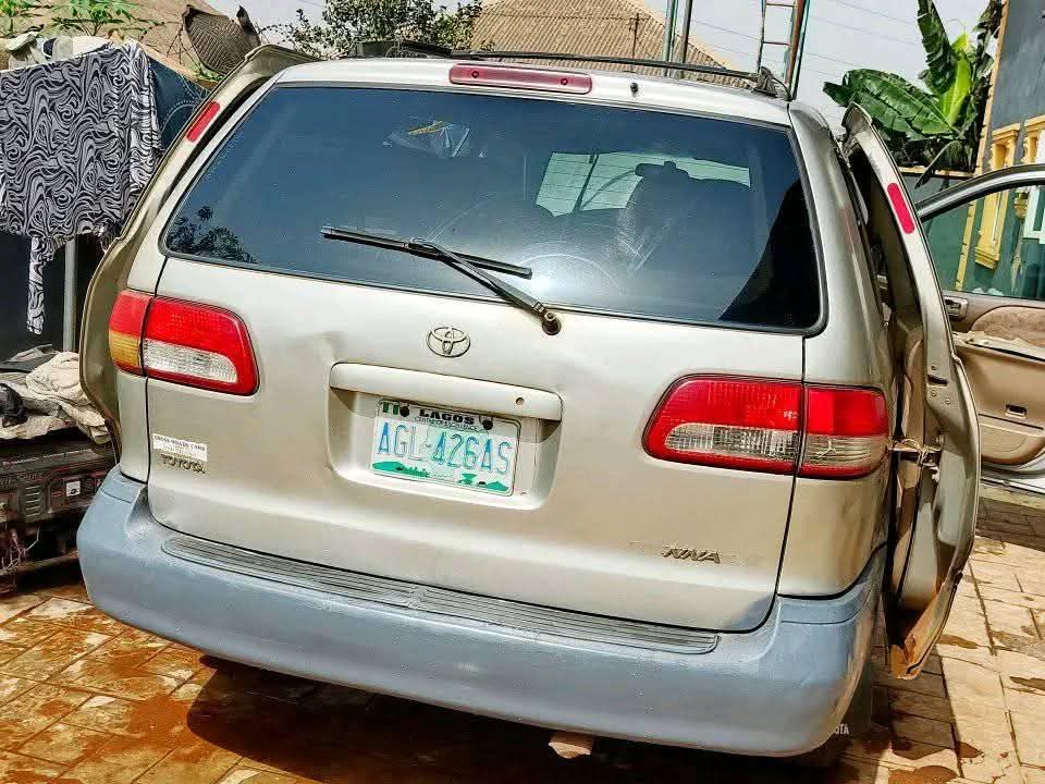 A picture of 2003 Toyota sienna