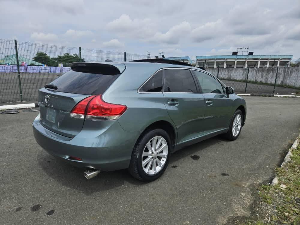 A picture of 2010 TOYOTA VENZA FULL OPTION panoramic roof thumbstart