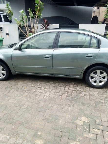 A picture of Nissan Altima 05