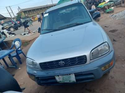 A picture of Used 99 Toyota RAV4
